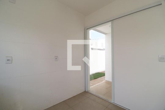 Cozinha de casa de condomínio para alugar com 3 quartos, 81m² em Granja Marileusa, Uberlândia