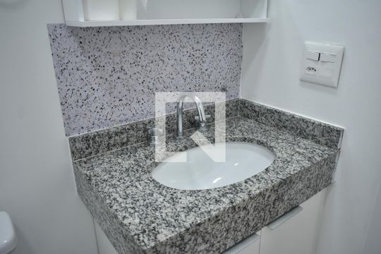 Banheiro de kitnet/studio para alugar com 0 quarto, 21m² em Vila Mariana, São Paulo