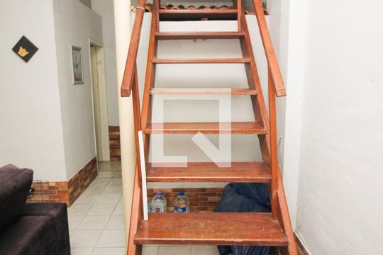 Escada de casa para alugar com 2 quartos, 349m² em Partenon, Porto Alegre
