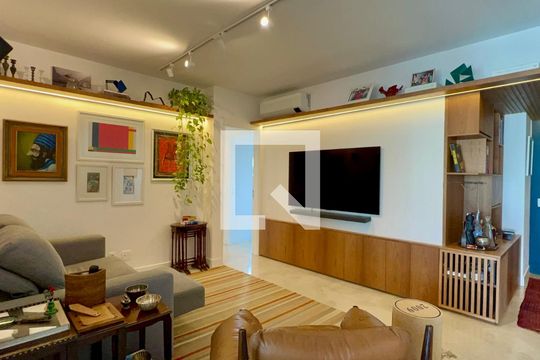 Sala de TV de apartamento à venda com 3 quartos, 149m² em Vila Madalena, São Paulo