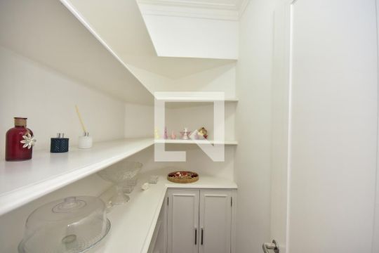 Armário do Corredor de apartamento à venda com 3 quartos, 228m² em Real Parque, São Paulo