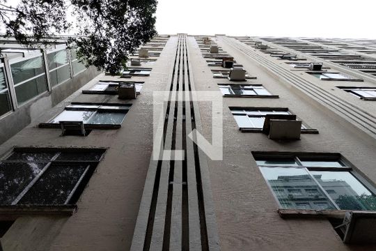 Fachada e portaria de apartamento à venda com 2 quartos, 36m² em Copacabana, Rio de Janeiro