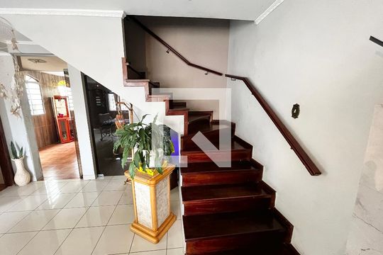 Escada de casa à venda com 3 quartos, 225m² em Vila Prado, São Paulo