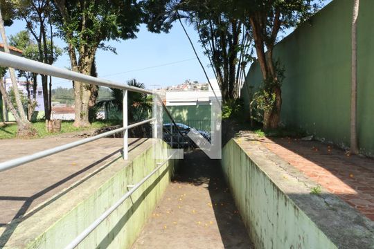 Casa para alugar com 3 quartos, 277m² em Jardim Arabutan, Embu das Artes