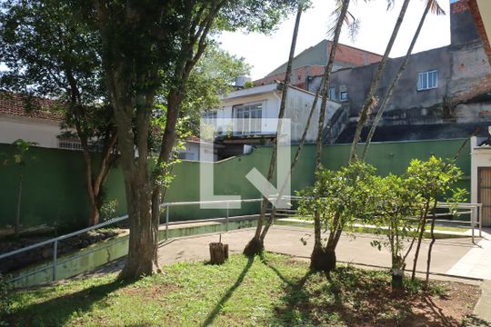 Casa para alugar com 3 quartos, 277m² em Jardim Arabutan, Embu das Artes