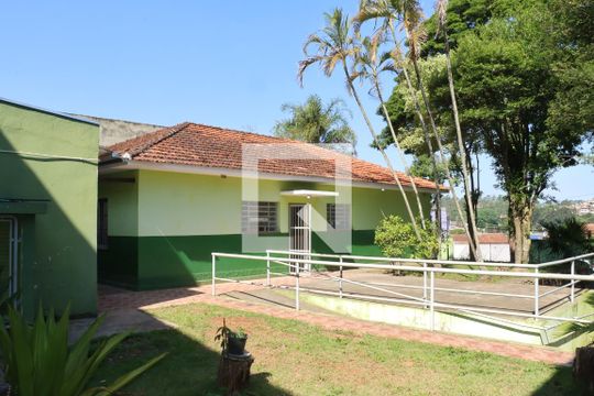 Casa para alugar com 3 quartos, 277m² em Jardim Arabutan, Embu das Artes