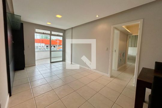 Sala  de apartamento para alugar com 2 quartos, 82m² em Saco Grande, Florianópolis