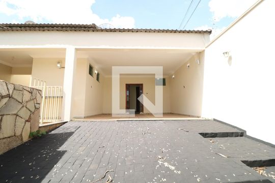 Garagem de casa para alugar com 4 quartos, 219m² em Vigilato Pereira, Uberlândia