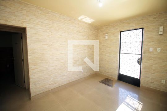 Sala de casa à venda com 2 quartos, 300m² em Irajá, Rio de Janeiro