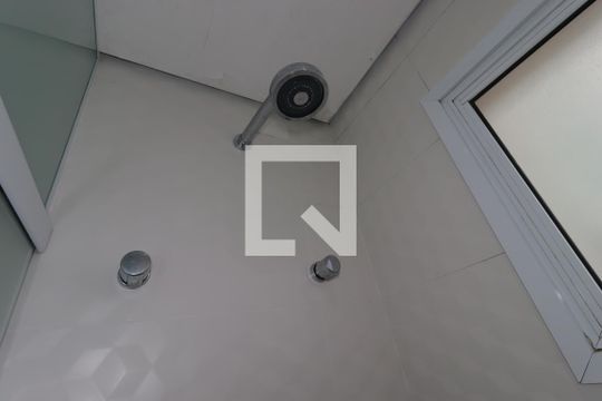 Banheiro da Suíte 2 - Chuveiro de apartamento para alugar com 2 quartos, 105m² em Vila Gilda, Santo André