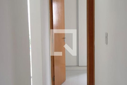 Corredor de apartamento para alugar com 2 quartos, 61m² em Jardim Marilu, Cotia