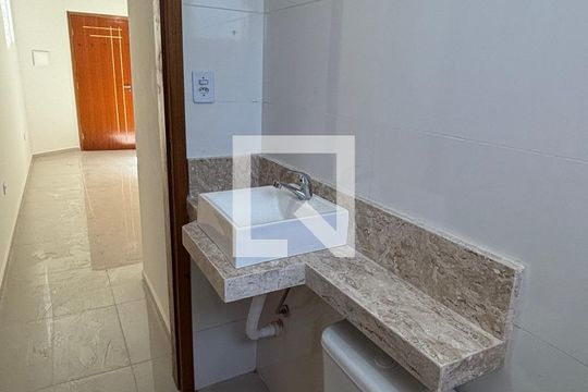 Banheiro de apartamento à venda com 2 quartos, 52m² em Vila Mazzei, Santo André