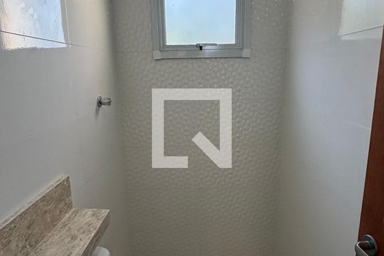 Banheiro de apartamento à venda com 2 quartos, 52m² em Vila Mazzei, Santo André