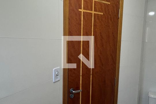 Banheiro da Suíte de apartamento à venda com 2 quartos, 52m² em Vila Mazzei, Santo André