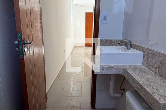 Banheiro de apartamento à venda com 2 quartos, 52m² em Vila Mazzei, Santo André