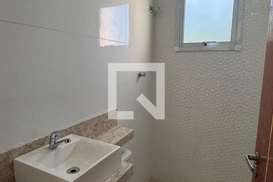 Banheiro de apartamento à venda com 2 quartos, 52m² em Vila Mazzei, Santo André