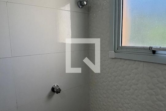 Banheiro de apartamento à venda com 2 quartos, 52m² em Vila Mazzei, Santo André