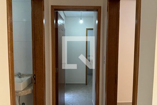 Corredor de apartamento para alugar com 2 quartos, 52m² em Vila Mazzei, Santo André