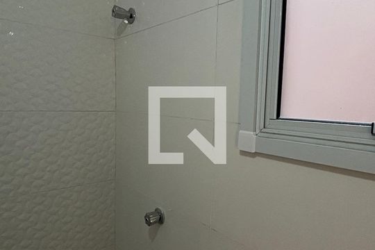 Banheiro de apartamento à venda com 2 quartos, 52m² em Vila Mazzei, Santo André