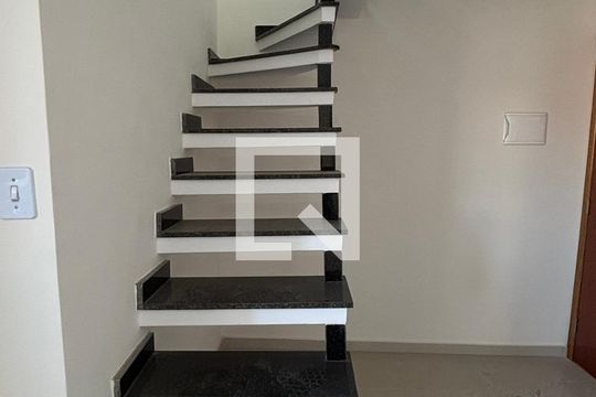 Escada de apartamento à venda com 3 quartos, 90m² em Vila Mazzei, Santo André