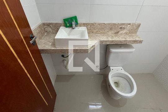 Banheiro de apartamento para alugar com 2 quartos, 52m² em Vila Mazzei, Santo André