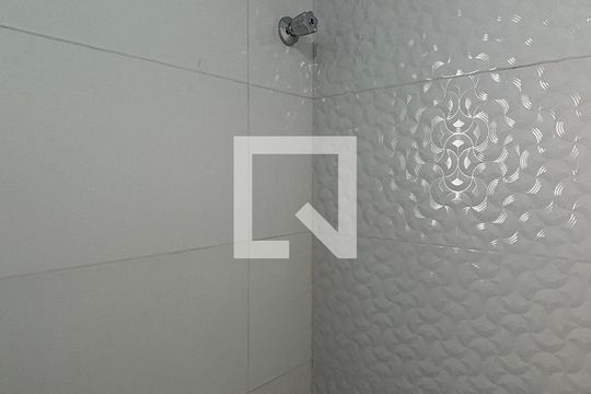 Banheiro de apartamento para alugar com 2 quartos, 52m² em Vila Mazzei, Santo André