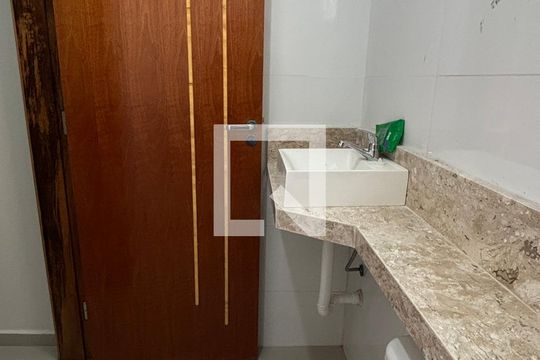 Banheiro de apartamento para alugar com 2 quartos, 52m² em Vila Mazzei, Santo André
