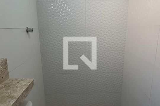 Banheiro de apartamento para alugar com 2 quartos, 52m² em Vila Mazzei, Santo André