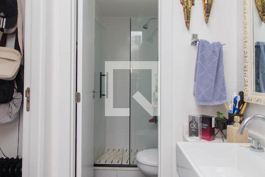 Banheiro de apartamento à venda com 1 quarto, 44m² em Azenha, Porto Alegre