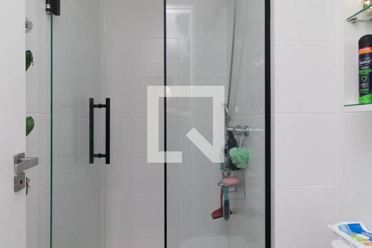 Banheiro de apartamento à venda com 1 quarto, 44m² em Azenha, Porto Alegre