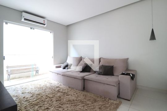 Sala de casa de condomínio para alugar com 4 quartos, 352m² em Jardim das Palmeiras, Uberlândia