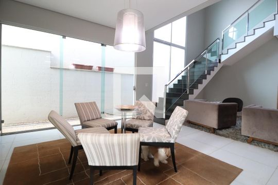 Sala de casa de condomínio para alugar com 4 quartos, 352m² em Jardim das Palmeiras, Uberlândia