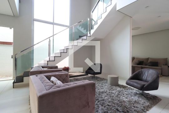 Sala de casa de condomínio para alugar com 4 quartos, 352m² em Jardim das Palmeiras, Uberlândia