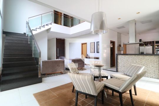 Sala de casa de condomínio para alugar com 4 quartos, 352m² em Jardim das Palmeiras, Uberlândia