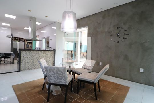 Sala de casa de condomínio para alugar com 4 quartos, 352m² em Jardim das Palmeiras, Uberlândia