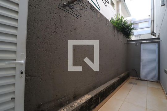 Área de Serviço de casa de condomínio para alugar com 4 quartos, 352m² em Jardim das Palmeiras, Uberlândia