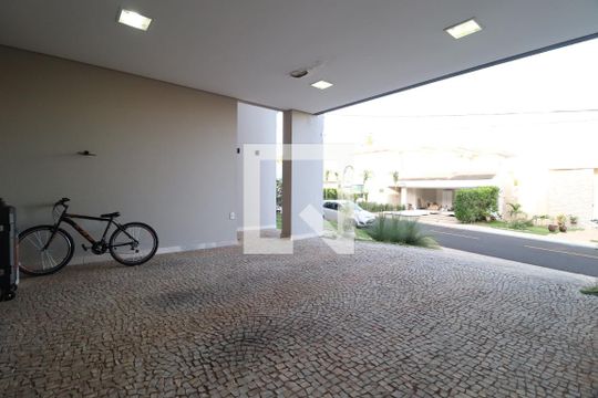 Garagem de casa de condomínio para alugar com 4 quartos, 352m² em Jardim das Palmeiras, Uberlândia