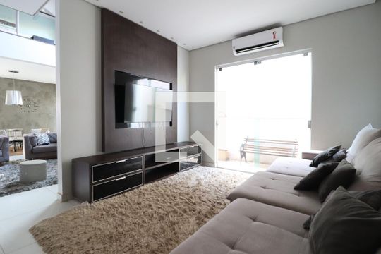 Sala de casa de condomínio para alugar com 4 quartos, 352m² em Jardim das Palmeiras, Uberlândia