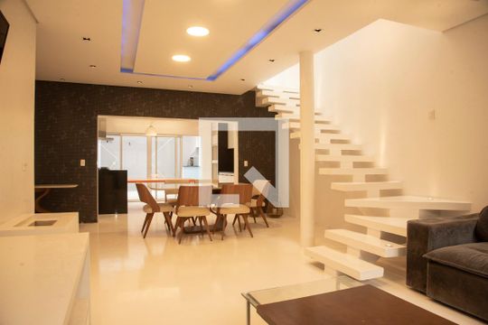 Sala de casa para alugar com 3 quartos, 237m² em Mirandópolis, São Paulo