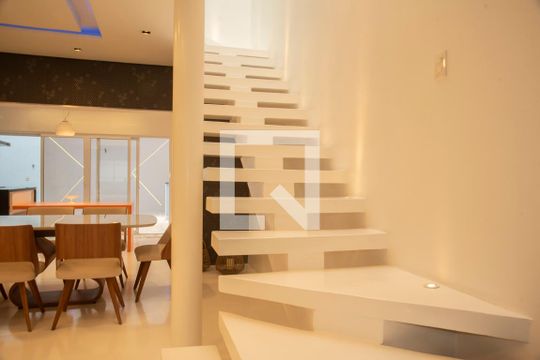 Sala de casa para alugar com 3 quartos, 237m² em Mirandópolis, São Paulo