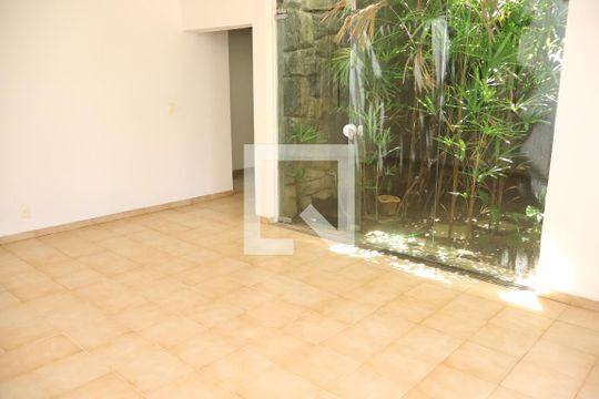 Sala 1 de casa para alugar com 8 quartos, 782m² em Caminho das Árvores, Salvador