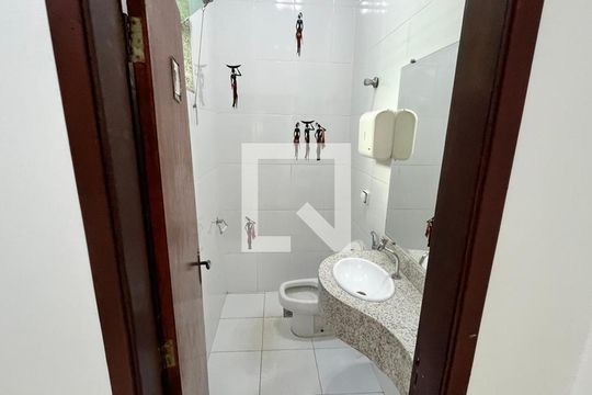 Banheiro de casa para alugar com 4 quartos, 215m² em Alto Umuarama, Uberlândia