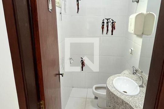 Banheiro de casa para alugar com 4 quartos, 215m² em Alto Umuarama, Uberlândia