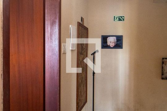 Corredor de casa à venda com 5 quartos, 109m² em Ipanema, Porto Alegre