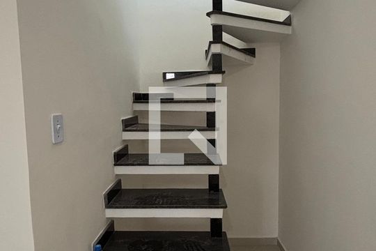Escada de apartamento para alugar com 3 quartos, 90m² em Vila Mazzei, Santo André