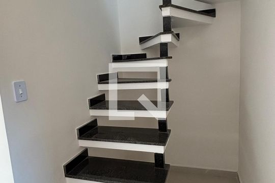 Escada de apartamento para alugar com 3 quartos, 90m² em Vila Mazzei, Santo André