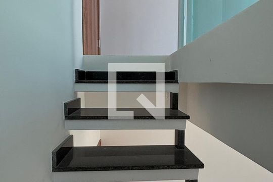 Escada de apartamento para alugar com 3 quartos, 90m² em Vila Mazzei, Santo André