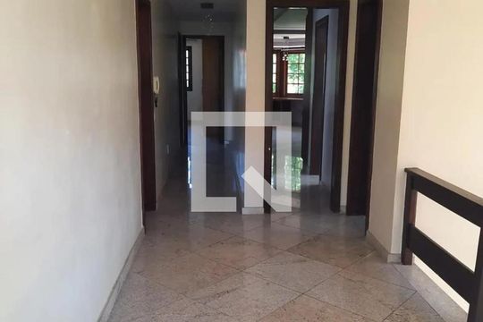 Corredor de casa à venda com 4 quartos, 1400m² em Camboinhas, Niterói