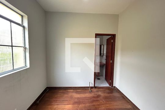 Casa à venda com 6 quartos, 223m² em Alípio de Melo, Belo Horizonte