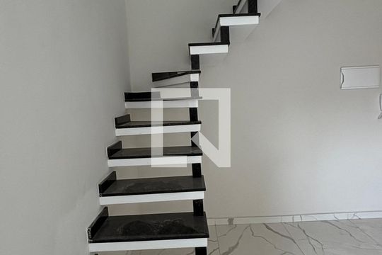 Escada de apartamento para alugar com 2 quartos, 78m² em Jardim Guarará, Santo André